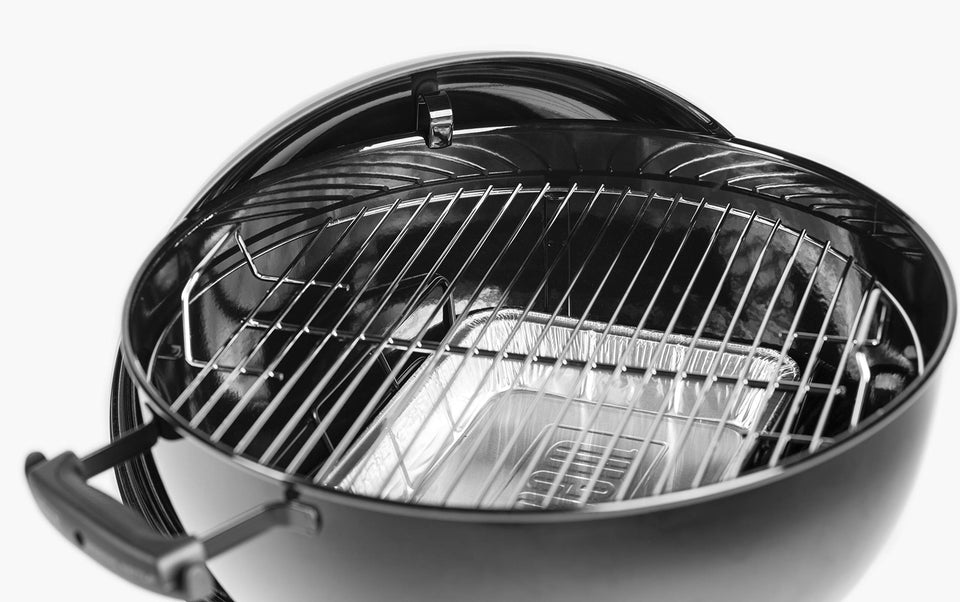 Weber Original Kettle E-5710 Charcoal Barbecue/Porcelain-Enamelled Lid & Bowl, 57 cm Cooking Surface, One-Touch Cleaning System, Lid Thermometer, Tripod Stand and Wheels, Black